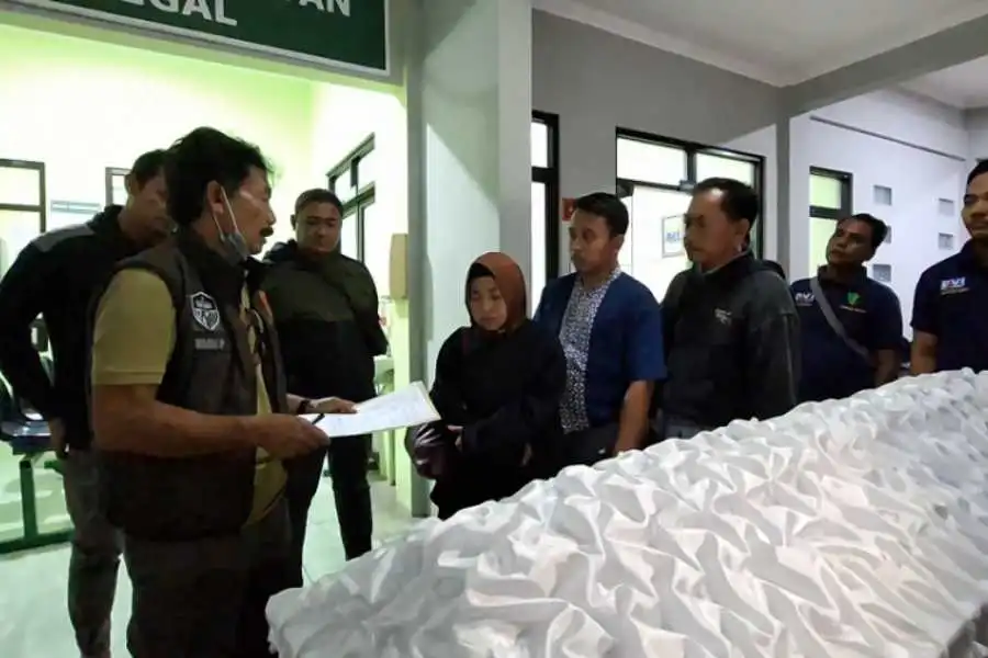 Selain Motor, Barang Milik Ibu Kos yang Diduga Korban Pembunuhan di Ngawi Turut Hilang Petugas Satreskrim Polres Ngawi saat menyerahkan jenazah Darwati, ibu kos waega Beran Ngawi, usai proses autopsi, pada pihak keluarga, Selasa (15/10/2024).