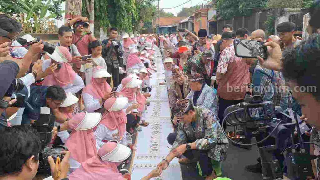 Menparekraf RI Sandiaga Salahuddin Uno mewarnai kain batik bersama Pj Wali Kota Mojokerto Moh Ali Kuncoro dan Pj Gubernur Jawa Timur Adhy Karyono. [Foto: Misti/Beritajatim.com]