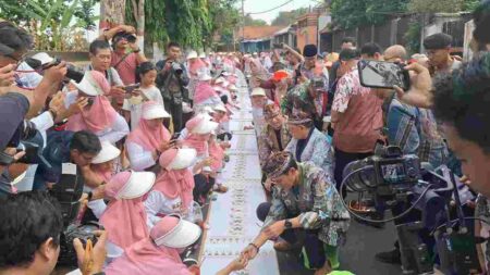 Menparekraf RI Sandiaga Salahuddin Uno mewarnai kain batik bersama Pj Wali Kota Mojokerto Moh Ali Kuncoro dan Pj Gubernur Jawa Timur Adhy Karyono. [Foto: Misti/Beritajatim.com]