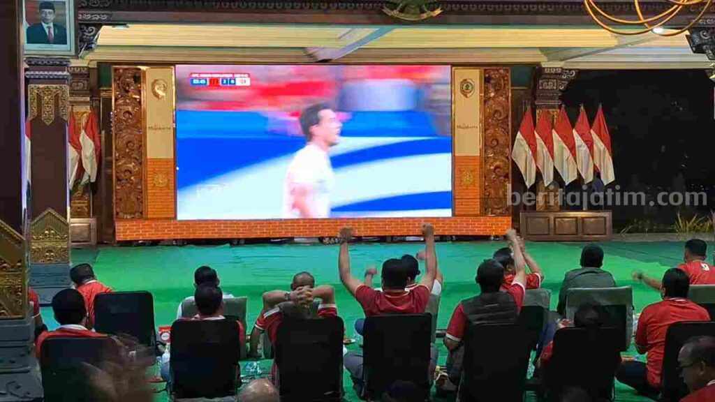 Nobar Timnas Indonesia vs China di Halaman Pemkab Mojokerto. [Foto : Misti/beritajatim.com]