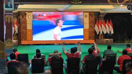 Nobar Timnas Indonesia vs China di Halaman Pemkab Mojokerto. [Foto : Misti/beritajatim.com]