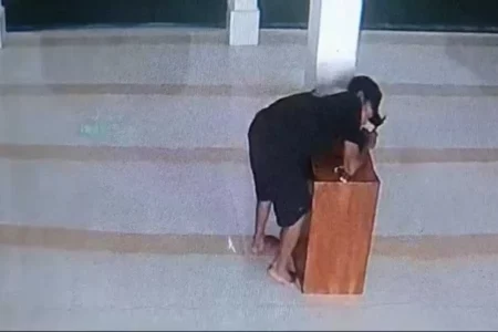 Pria Pacitan Terekam CCTV Curi Kotak Amal Masjid di Magetan