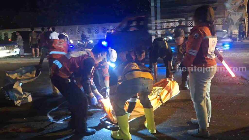 Jenazah korban dievakuasi ke ruang jenazah RSU Dr Wahidin Sudiro Husodo Kota Mojokerto. [Foto : Misti/beritajatim.com]