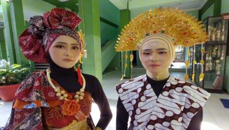 Pelajar Lamongan Antusias Ikuti Lomba Batik Fashion Show Hingga Pembacaan Teks Sumpah Pemuda Lomba fashion show, desain batik dan baca teks sumpah pemuda, yang diselenggarakan SMP Negeri 2 Lamongan untuk memperingati Hari Sumpah Pemuda, Senin (28/10/2024).