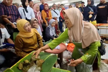 Cagub Jatim Khofifah Dorong Literasi Digital di Pasar Tradisional Ngawi Cagub Jatim Khofifah Indar Parawansa saat berkunjung Pasar Besar Ngawi, Selasa (29/10/2024)