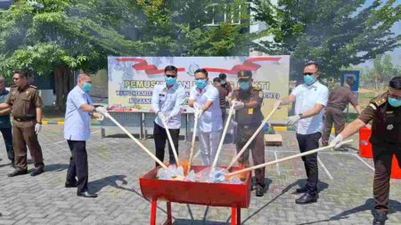 Pemusnahan barang bukti di halaman Kejari Kota Mojokerto. [Foto : Misti/beritajatim.com]