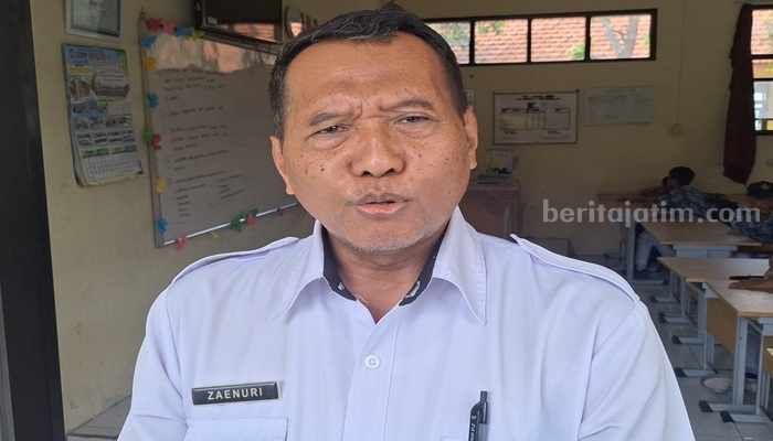 Zaenuri, Kepala SMP Negeri 1 Ngimbang.