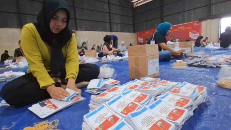 Delapan Ratus Ribu Lebih Lembar Surat Suara Pilbup Mojokerto 2024 Mulai Dilipat