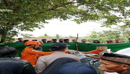 Jasad Nelayan Pencari Lobster Ditemukan 500 Meter dari TKP Petugas SAR gabungan dan warga mengamankan jasad RT (37) sebelum dibawa ke rumah duka (Istimewa/beritajatim.com)