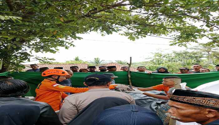 Petugas SAR gabungan dan warga mengamankan jasad RT (37) sebelum dibawa ke rumah duka (Istimewa/beritajatim.com)