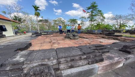 Calon Wakil Bupati Blitar, Abdul Ghoni mengunjungi Candi Simping, Minggu (28/10/2024). (foto : winanto/beritajatim.com)