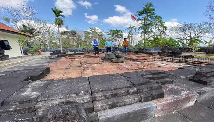 Calon Wakil Bupati Blitar, Abdul Ghoni mengunjungi Candi Simping, Minggu (28/10/2024). (foto : winanto/beritajatim.com)