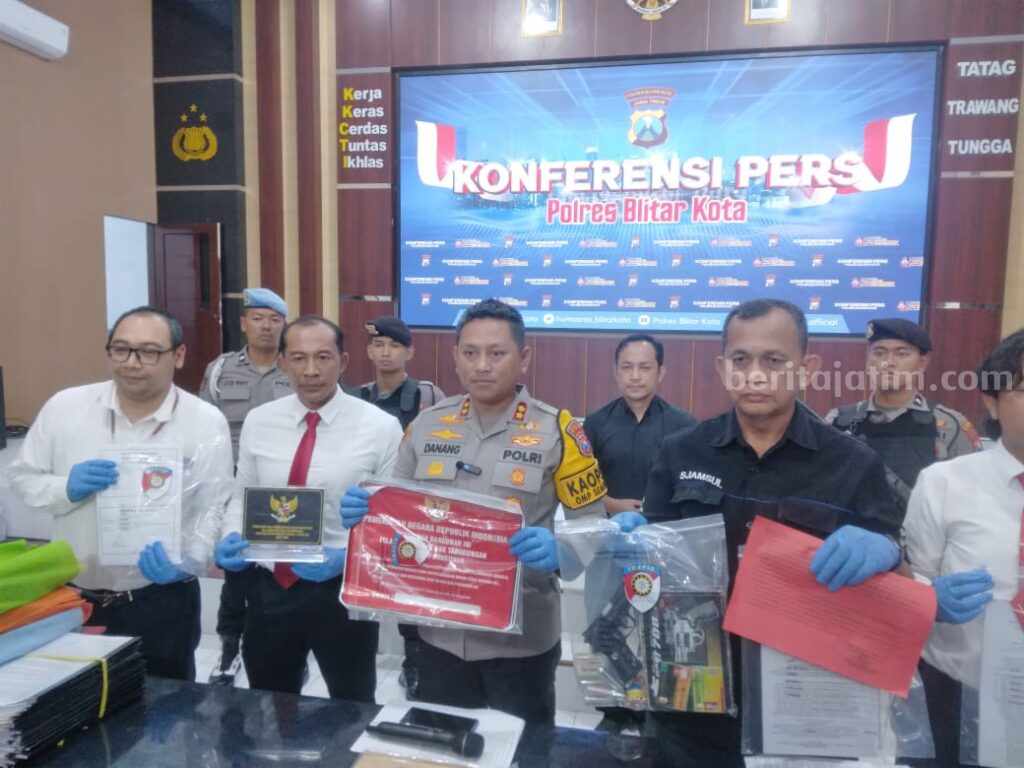 Polres Blitar Kota merilis kasus penipuan pelunasan pinjaman di BRI, Senin (28/10/2024). (foto : winanto/beritajatim.com)