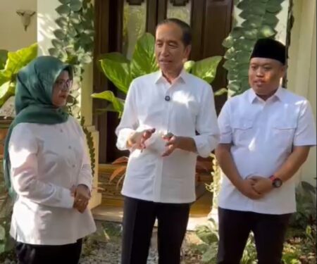 Bertemu di Solo, Jokowi Titipkan Kabupaten Blitar ke Rini-Ghoni Tangkapan layar pertemuan Jokowi dengan Mak Rini-Mas Ghoni di Solo beberapa waktu lalu. (foto : Istimewa/beritajatim.com)