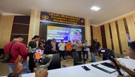 Kapolres Pacitan AKBP Agung Nugroho saat memberikan keterangan pers di Polres Pacitan pada Rabu (30/10) siang (Sulthan Munir/Beritajatim.com)