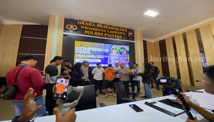 Kapolres Pacitan AKBP Agung Nugroho saat memberikan keterangan pers di Polres Pacitan pada Rabu (30/10) siang (Sulthan Munir/Beritajatim.com)