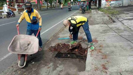 F-Gerindra Soroti Efektivitas Pembenahan Trotoar dan Drainase di Kota Kediri DPUPR Kota Kediri Bersihkan Saluran Air