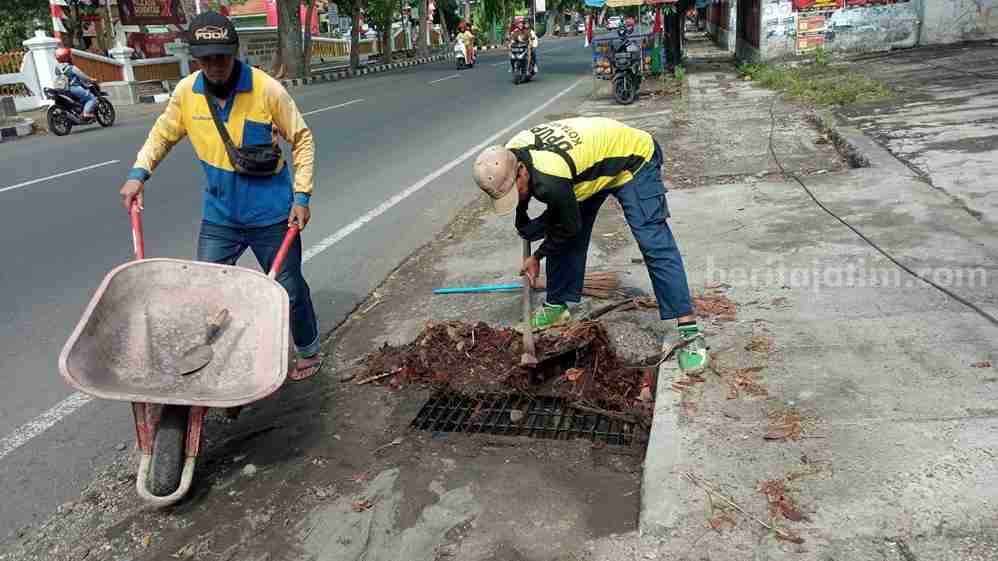 DPUPR Kota Kediri Bersihkan Saluran Air