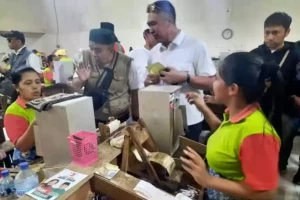 Abah Anton Siapkan Program untuk Karyawan Pabrik Rokok di Kota Malang Calon Wali Kota Malang nomor urut 3, Moch Anton saat bertemu buruh pabrik rokok.