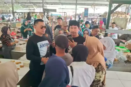 Abah Anton bersama pedagang Pasar Madyopuro, Kota Malang.