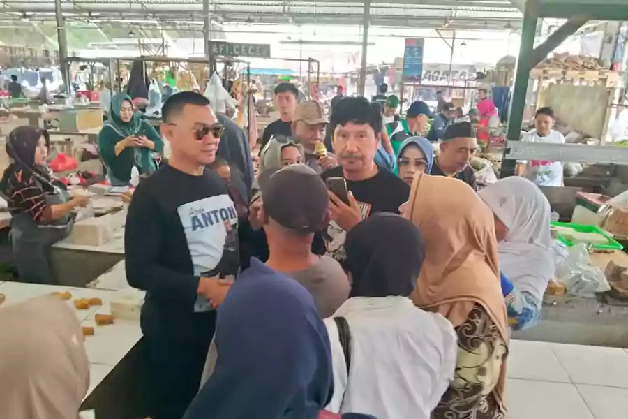 Para Pedagang Pasar Madyopuro Kompak Mengelu-elukan Abah Anton Abah Anton bersama pedagang Pasar Madyopuro, Kota Malang.