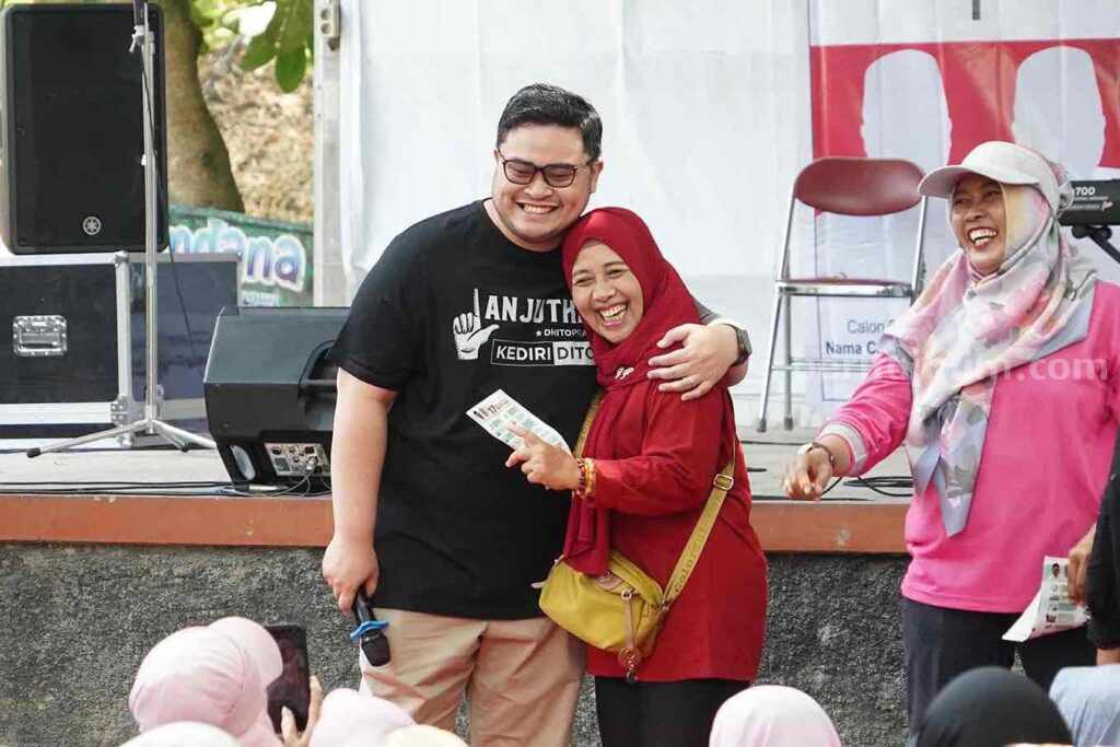 Calon bupati Kediri petahana Hanindhito Himawan Pramana mendapatkan curhatan ibu-ibu