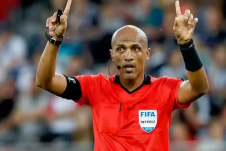 Postingan Eri Cahyadi Pancing Warga Beri Komentar Lucu untuk Wasit Ahmed Al Kaf Wasit asal Oman, Ahmed Al Kaf yang tengah menjadi sorotan.
