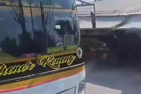 Tangkapan layar video viral Bus Akas yang diduga memepet Bus Trans Jatim di akses Jembatan Suramadu. (Instagram/@bangkalanku)