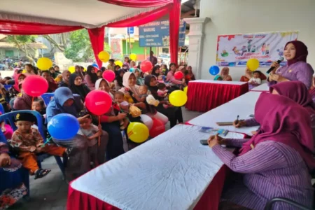 Antusiasme Ibu dan Balita Ramaikan Posyandu Alfamart-Lukajel di Kediri