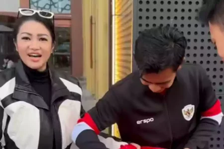 Tangkapan layar video reels Fitri Carlina saat menyanyikan lagu spesial untuk Pratama Arhan. (Instagram/fitricarlina)