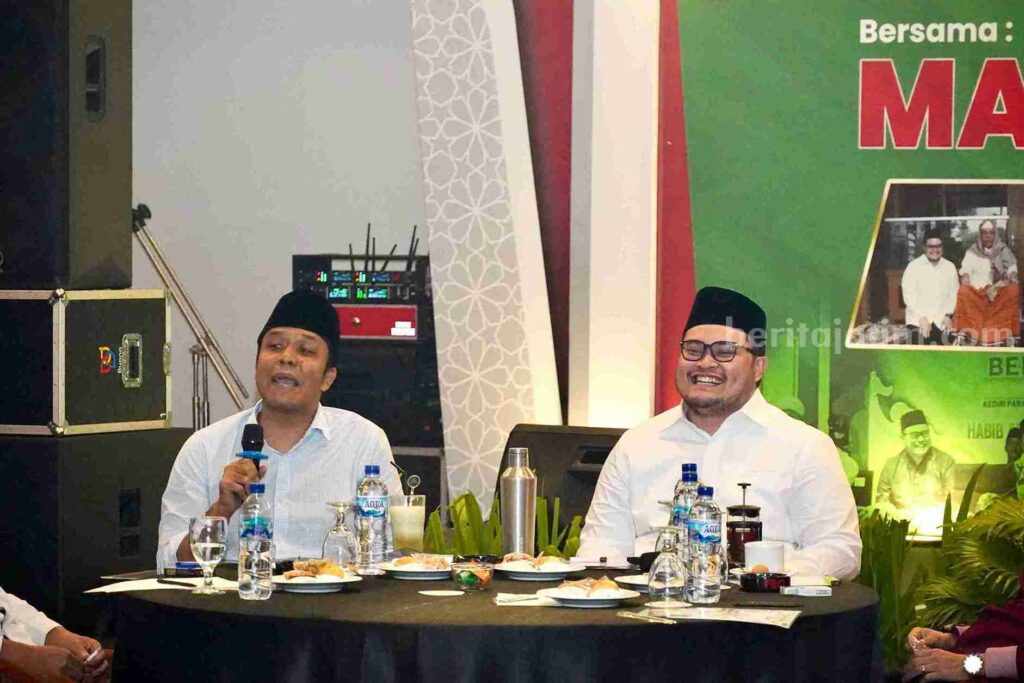 Duduk Bareng, Gus Kautsar Nyatakan Dukung Dhito-Dewi di Pilkada Kabupaten Kediri 2024 Gus Kautsar duduk bareng dengan Calon Bupati Kediri 2024 Hanindhito Himawan Pramana.