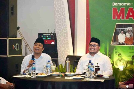 Duduk Bareng, Gus Kautsar Nyatakan Dukung Dhito-Dewi di Pilkada Kabupaten Kediri 2024 Gus Kautsar duduk bareng dengan Calon Bupati Kediri 2024 Hanindhito Himawan Pramana.
