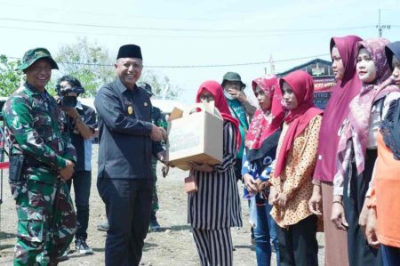 TMMD ke-122, Pjs Bupati Kediri Serahkan Bansos ke Warga