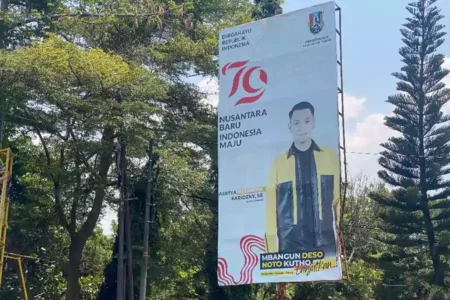 Baliho petahana yang masih berlogo Pemerintah Kabupaten Tuban di depan SMP Negeri 4 Tuban. [Foto: Diah Ayu/Beritajatim.com]