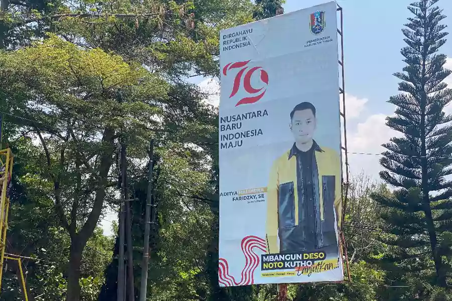 Baliho petahana yang masih berlogo Pemerintah Kabupaten Tuban di depan SMP Negeri 4 Tuban. [Foto: Diah Ayu/Beritajatim.com]