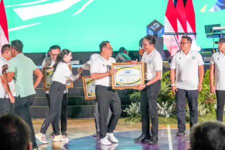 bankjatim Raih Apresiasi Sebagai Orang Tua Asuh Bola Voli dari Pemprov Jatim foto beritajatim