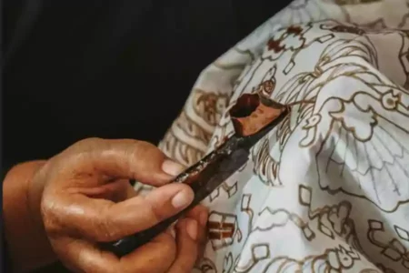 Bangga Diakui UNESCO: Berikut Sejarah, Jenis, dan Macam Motif Batik Indonesia Proses pembuatan batik tulis. (Pexels/esrageziyor)
