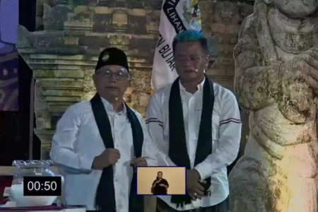 Irit Bicara saat Debat Perdana Pilbup Blitar, Beky Jadi Sorotan Pasangan calon Bupati-Wakil Bupati Blitar nomor urut 1, Rijanto-Beky saat debat perdana Bupati Blitar 2024, Jumat (18/10/2024). (Foto: Winanto/Beritajatim.com)