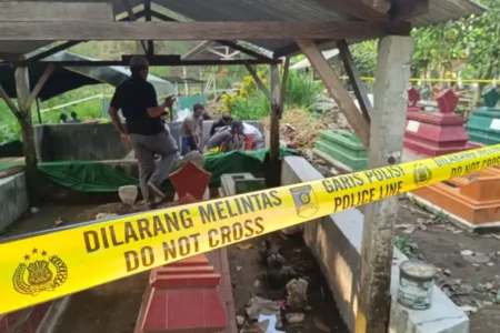 Makam Siswa MTs Dilempar Kayu Pengasuh Ponpes di Blitar Dibongkar foto berita jatim