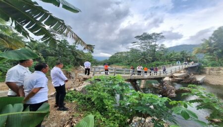 Pancaroba, BPBD Jatim Droping Air dan Tinjau Jembatan Putus Trenggalek Pancaroba, BPBD Jatim Droping Air dan Tinjau Jembatan Putus Trenggalek