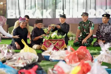 Tradisi bubak bumi yang digelar di Banyuwangi rutin setiap awal musim hujan.