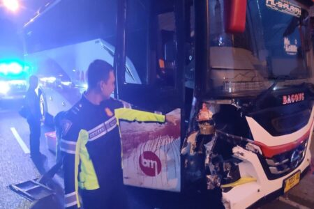 Bus Bagong Terjang Pengendara Motor di Tulungagung Hingga Tewas Bus Bagong usai tabrak pengendara sepeda motor (Nanang Masyari)