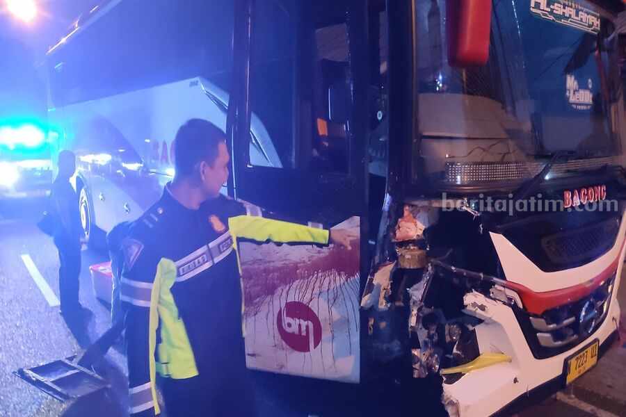 Bus Bagong usai tabrak pengendara sepeda motor (Nanang Masyari)