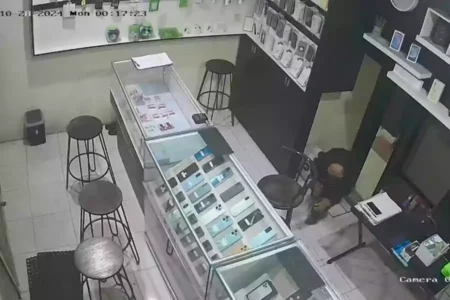 Viral, Seseorang Terekam Kamera CCTV saat Mencuri 3 Unit iPhone di Tuban
