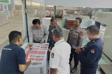 Polres Gresik Perketat Pengamanan Produksi Surat Suara Jelang Pilkada foto berita jatim