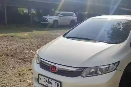 Mobil Civic putih yang ditinggalkan di Bangkalan oleh pemiliknya