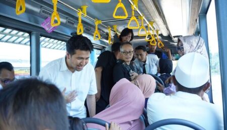 Aksi Lempar Batu Bus Trans Jatim di Bangkalan, Ini Kata Cawagub Emil Dardak Emil Dardak saat naik Bus Trans Jatim Cakraningrat Koridor 5, Surabaya-Bangkalan