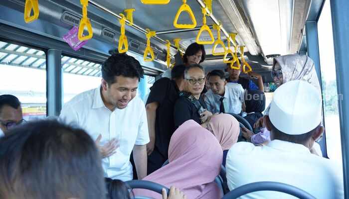 Emil Dardak saat naik Bus Trans Jatim Cakraningrat Koridor 5, Surabaya-Bangkalan