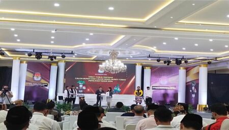 Debat publik perdana Paslon Bupati dan Wakil Bupati Kabupaten Tuban dalam Pilkada Serentak 2024. [foto: Diah Ayu/beritajatim.com]