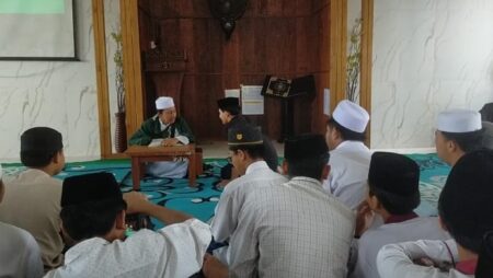 Hari Santri 2024, Ponpes Al-Aqobah Jombang Pentaskan Drama Resolusi Jihad foto beritajatim